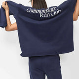 COMMONPLACE ESSENTIALS - Run  Club Polo - Navy/Natural